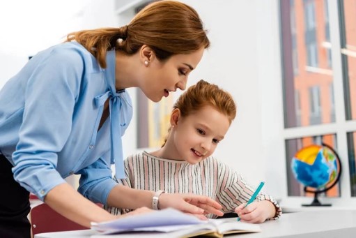 maestra en mesa