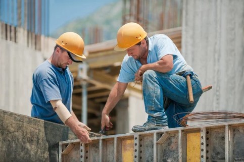 obrero construccion en mesa